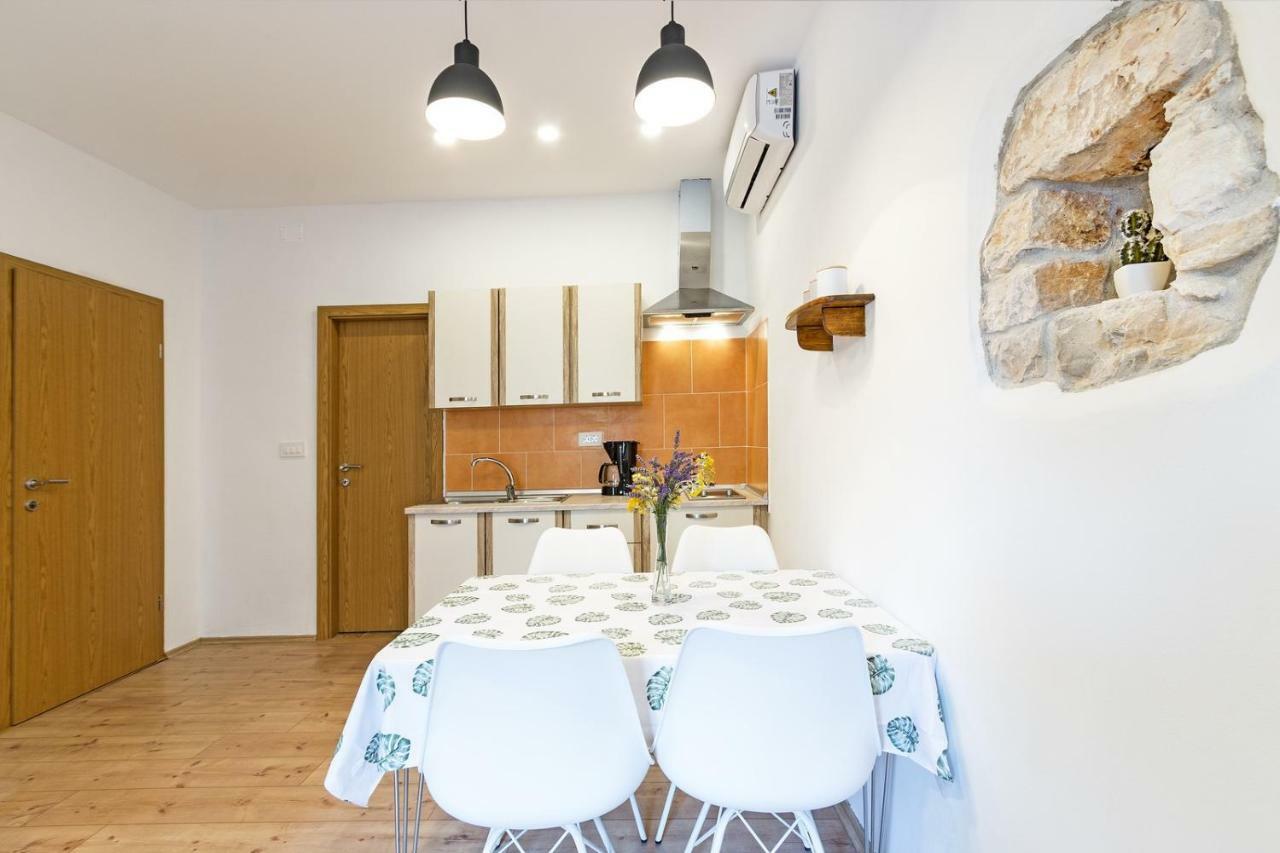 Cozy Apartment 10 Min From The Beach Pula Extérieur photo